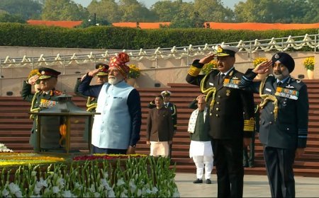 भारत की 77वीं गणतंत्र दिवस परेड में पहली बार दिखा 'ऑपरेशन सिंदूर' का भव्य प्रदर्शन, जहां फाइटर जेट्स ने आकाश में बनाया विशेष 'सिंदूर फॉर्मेशन' और पैराट्रूपर्स ने कर्तव्य पथ पर उतारा शौर्य का प्रदर्शन।