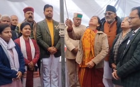 Mussoori: मसूरी में धूमधाम से मना 77वां गणतंत्र दिवस, पालिका अध्यक्ष मीरा सकलानी ने फहराया तिरंगा।