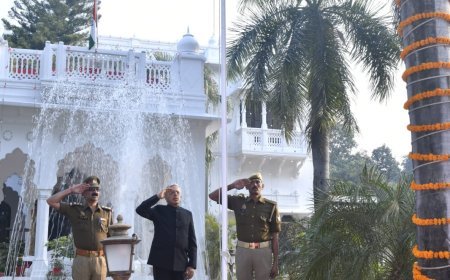 Lucknow : मुख्य सचिव ने 77वें गणतंत्र दिवस पर किया ध्वजारोहण, अपना सर्वस्व न्योछावर करने वाले वीर सपूतों को श्रद्धांजलि अर्पित की
