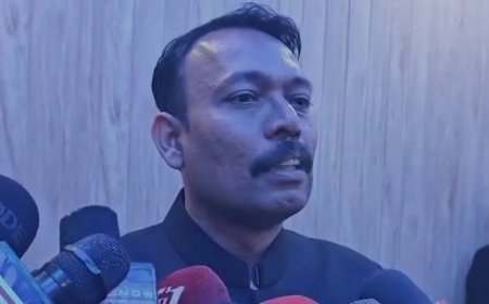 UP सरकार ने अनुशासनहीनता के आरोप में अलंकार अग्निहोत्री को सस्पेंड किया, DM ऑफिस के बाहर धरने पर बैठे पूर्व मजिस्ट्रेट ने राष्ट्रपति शासन की मांग की।