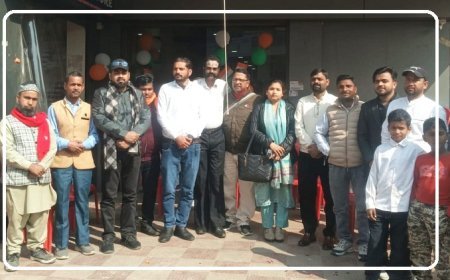 Bareilly: सहारा सामाजिक संगठन ने हेल्थकेयर हॉस्पिटल में किया ध्वजारोहण। 