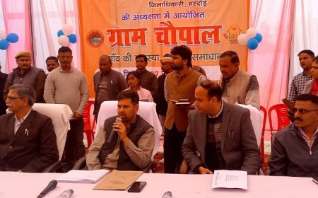 Hardoi: कन्या जूनियर हाई स्कूल चठिया में ग्राम चौपाल: DM ने ली शिक्षा व्यवस्था की जानकारी। 