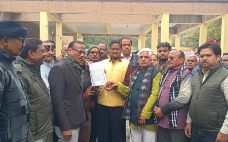 Hathras : हाथरस में यूजीसी ड्राफ्ट रेगुलेशन के विरोध में बाइक रैली, एडीएम को सौंपा ज्ञापन