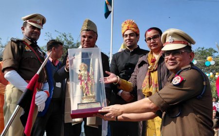 Hathras : हाथरस में 77वें गणतंत्र दिवस पर भव्य समारोह, संविधान के प्रति निष्ठा का संकल्प लिया