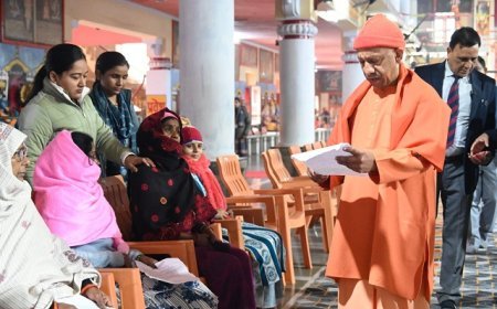 Gorakhpur: जनता दर्शन में सीएम योगी आदित्यनाथ ने सुनीं 200 लोगों की समस्याएं, सीएम ने अफसरों को दिए निर्देश। 