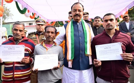 Lucknow : प्रयागराज पुलिस लाइन में 77वें गणतंत्र दिवस पर उपमुख्यमंत्री केशव प्रसाद मौर्य ने फहराया राष्ट्रीय ध्वज