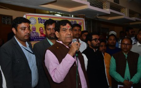 Lucknow : नगर विकास एवं ऊर्जा मंत्री एक शर्मा ने अपने मऊ प्रवास के दौरान विद्युत बिल राहत योजना के विभिन्न शिविरों का किया निरीक्षण