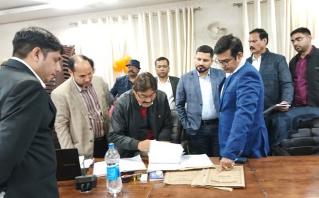 Barabanki : मतदाता सूची पुनरीक्षण- मंडलायुक्त ने की सुनवाई प्रक्रिया की जांच, शेष पात्रों से फॉर्म-6 भरवाने के निर्देश