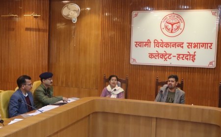 Hardoi: विद्यार्थियों एवं आम लोगों को सड़क सुरक्षा नियमों का पालन करने हेतु जागरूक करें- डीएम