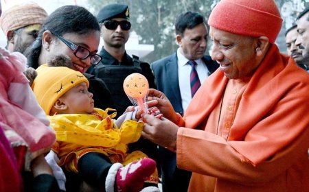 Gorakhpur: गोसेवा और बाल-स्नेह: गोरखपुर में योगी की बुधवार सुबह की खास तस्वीर ।