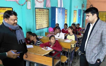 Hathras : हाथरस में जिलाधिकारी ने पूर्व माध्यमिक विद्यालय खेड़ा बरामई का किया निरीक्षण