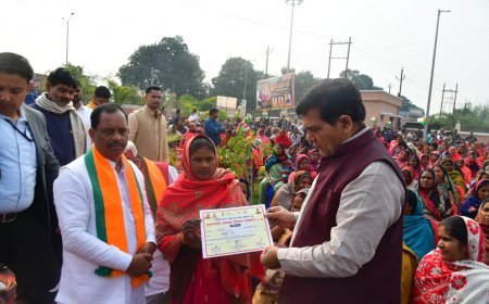 Mau : मऊ में पीएम आवास योजना के लाभार्थियों को मंत्री एके शर्मा ने सौंपे स्वीकृति पत्र