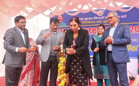 Lucknow : सड़क सुरक्षा माह के तहत भव्य जागरूकता कार्यक्रम, परिवहन आयुक्त किंजल सिंह ने कहा- हेलमेट जीवन बचाने के लिए है