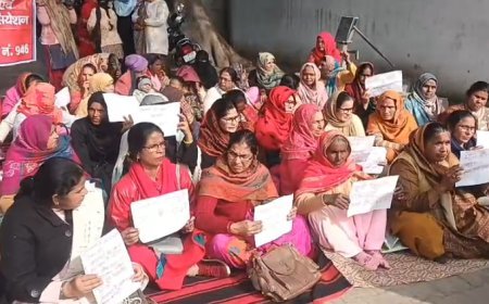 Sambhal : आंगनबाड़ी कार्यकत्रियों का सम्भल में जोरदार धरना, सरकारी कर्मचारी घोषित करने की मांग तेज, 8 मार्च को लखनऊ कूच का ऐलान