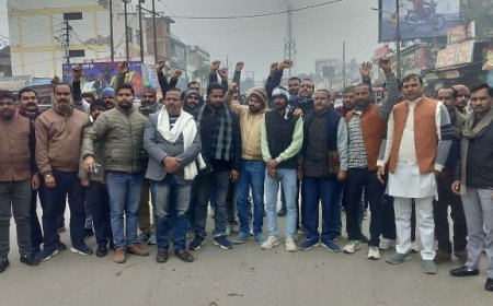 Hardoi: यूजीसी के विरोध में अधिवक्ताओं, ब्राह्मण महासभा और क्षत्रिय महासभा ने कलेक्ट्रेट घेरा; राष्ट्रपति को संबोधित ज्ञापन जिलाधिकारी को सौंपा।