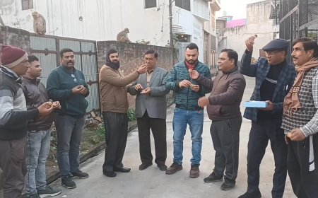 Sambhal : UGC पर सुप्रीम कोर्ट की रोक से सवर्ण समाज में खुशी, मिठाई बांटकर जताया आभार