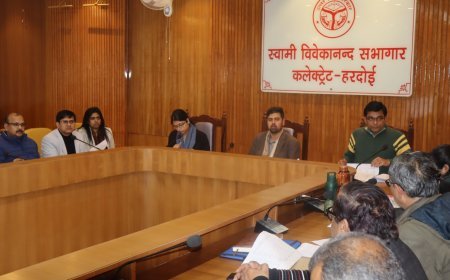 Hardoi : हरदोई में जिलाधिकारी ने सीएम डैशबोर्ड पर राजस्व और विकास कार्यों की समीक्षा की