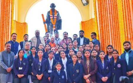 Lucknow: राष्ट्रपिता महात्मा गांधी को CM योगी ने किया नमन, आमजन से बापू के आदर्शों को अपनाने का आह्वान। 