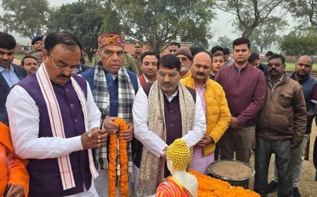 Siddharthnagar: केशव प्रसाद मौर्य ने पिपरहवा में की कपिलवस्तु स्तूप की परिक्रमा, बौद्ध भिक्षुओं से ली ऐतिहासिक जानकारी। 