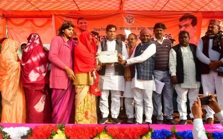 मऊ में पहला रोजगार मेला: मंत्री ए.के. शर्मा ने युवाओं को दिया आत्मनिर्भरता का संदेश ।