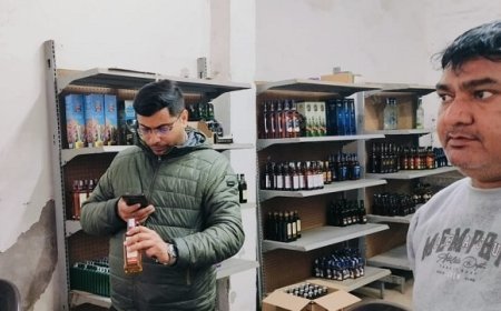 Hathras: आबकारी टीम ने मदिरा दुकानों का किया औचक निरीक्षण। 