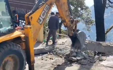 मसूरी माल रोड पर अवैध निर्माण पर नगर पालिका की सख्त कार्रवाई, जेसीबी से ध्वस्तीकरण।