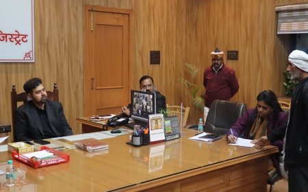 Hardoi: जिलाधिकारी अनुनय झा ने जन सुनवाई में सुनी 31 शिकायतें, कई का मौके पर किया निस्तारण।