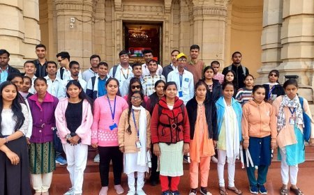Lucknow: दृष्टिबाधित विद्यार्थियों ने जाना लोकतंत्र का जीवंत स्वरूप, उत्तर प्रदेश विधानसभा का किया शैक्षिक भ्रमण। 