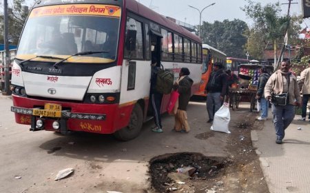 Sitapur: DM की बैठक के निर्देश बेअसर: बस स्टैंड छोड़ सड़क पर सवारियाँ भरने का खेल जारी।