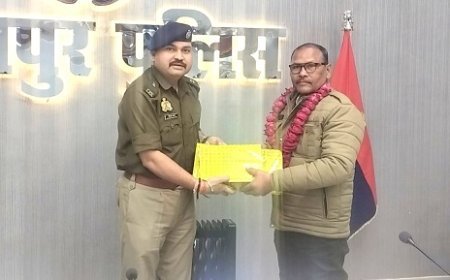 Sitapur: सेवानिवृत्त दरोगाओं को दी गई विदाई, स्मृति चिन्ह भेंट कर किया गया सम्मान।