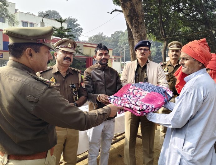 Sitapur : कड़ाके की ठंड में ग्राम प्रहरियों को वितरित किए गए कंबल