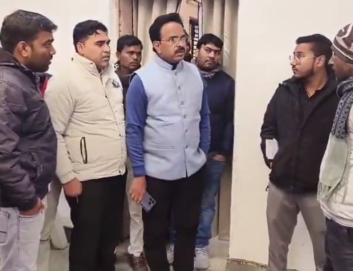 Sambhal: तहसील लेखपाल पर जानलेवा हमला, प्रधान पति समेत कई पर आरोप। 