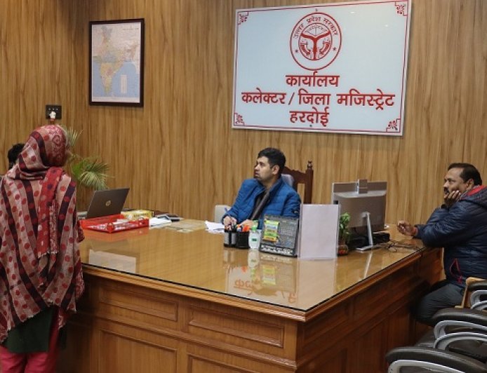 Hardoi: जिलाधिकारी अनुनय झा ने जन सुनवाई में सुनीं आमजन की शिकायतें, 37 मामलों के त्वरित निस्तारण के दिए निर्देश। 