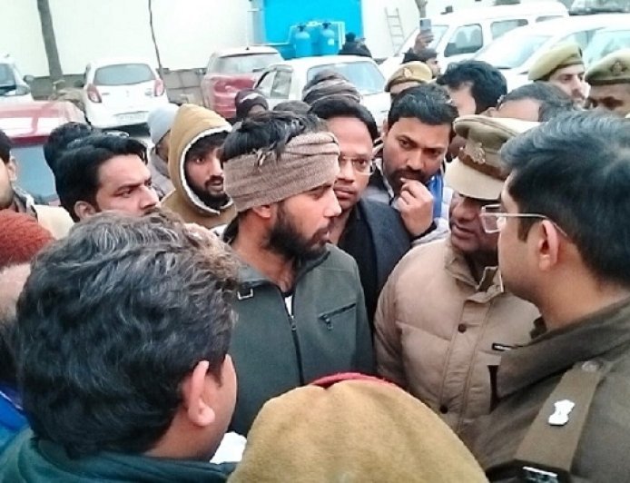 मेरठ सरधना में मां की बेरहमी से हत्या, बेटी का अपहरण मामले में मुख्य आरोपी पारस और परिवार फरार, पुलिस की 5 टीमें कई राज्यों में छापेमारी। 