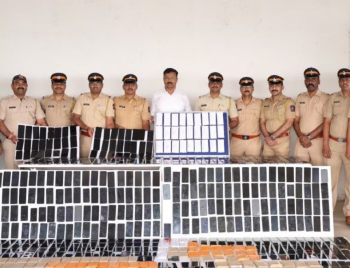 मुंबई पुलिस की डिजिटल ट्रैकिंग से उत्तर प्रदेश में छिपे 1650 चोरी और गुम मोबाइल फोन बरामद, कीमत करीब दो करोड़ रुपये