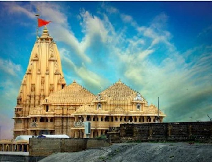 सोमनाथ मंदिर: 17 बार विध्वंस के बावजूद अटूट श्रद्धा से बार-बार पुनर्निर्माण, महारानी अहिल्याबाई होल्कर ने उसी स्थान पर कराया निर्माण।