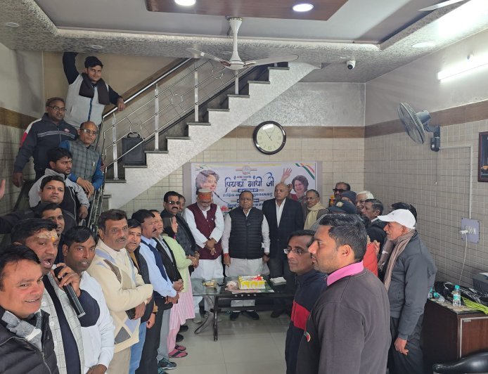Hapur : कांग्रेस कार्यकर्ताओं ने प्रियंका गांधी का जन्मदिन मनाया और स्वामी विवेकानंद को श्रद्धांजलि दी
