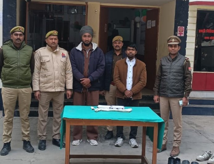 Lakhimpur : थाना खीरी पुलिस ने दो अभियुक्तों को अवैध तमंचा और कारतूस सहित गिरफ्तार किया
