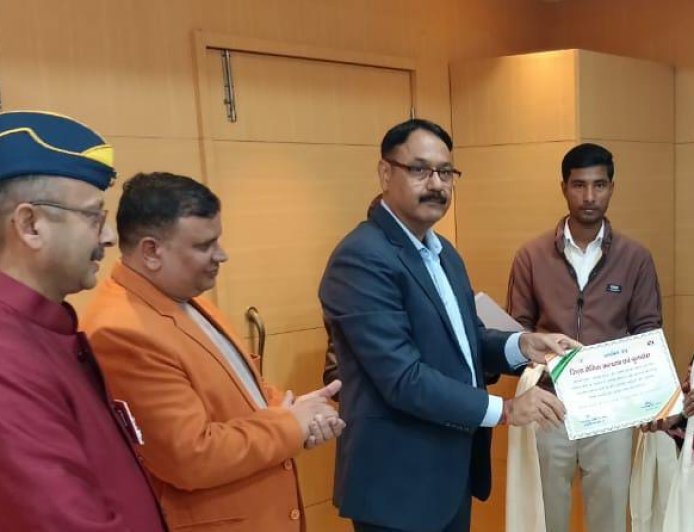 Sant Kabir Nagar : 10वें सशस्त्र सेना वेटरंस दिवस पर जिलाधिकारी आलोक कुमार ने किया वीर नारियों और पूर्व सैनिकों का सम्मान