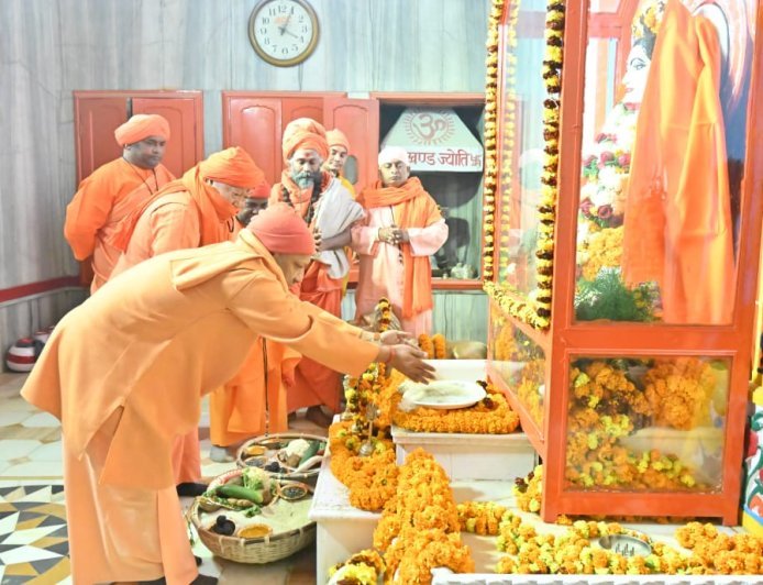 Gorakhpur : सीएम योगी आदित्यनाथ ने अर्पित की गुरु गोरखनाथ को आस्था की खिचड़ी, शिवावतार महायोगी से की नागरिकों के सुखमय जीवन की मंगलकामना