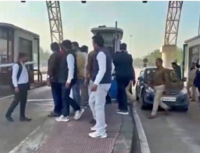 Barabanki : टोल प्लाजा पर अधिवक्ता की पिटाई से भड़के वकीलों का उग्र प्रदर्शन, बैरियर तोड़े, तीन टोल कर्मी गिरफ्तार