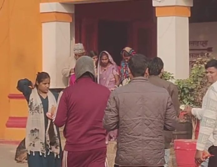 Balrampur : देवीपाटन शक्तिपीठ में मकर संक्रांति पर उमड़ा श्रद्धालुओं का सैलाब, नेपाल से भी पहुंचे हजारों भक्त