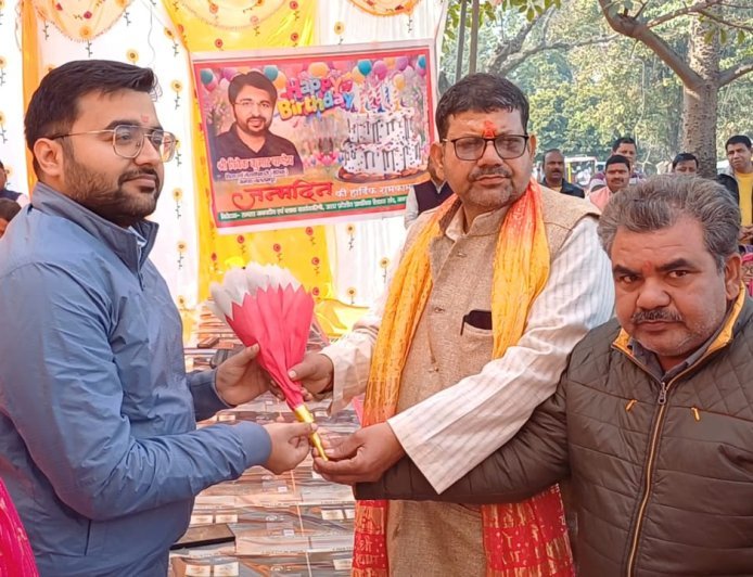 Balrampur : बलरामपुर में शिक्षकों ने दिखाई सेवा की मिसाल: मकर संक्रांति पर खिचड़ी भोज और कंबल वितरण