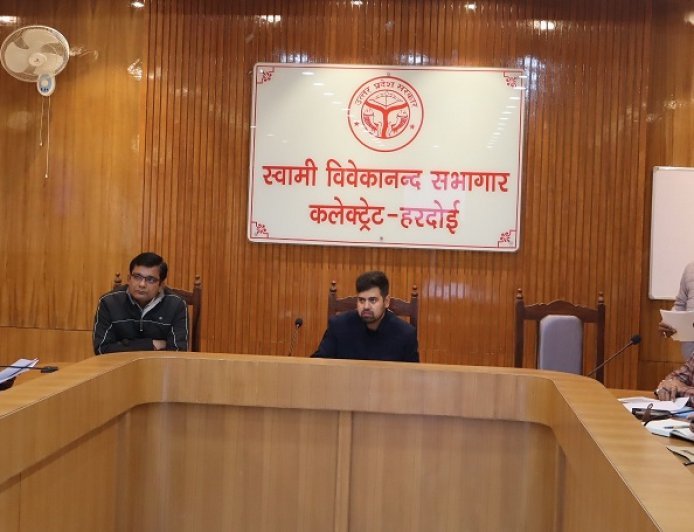 Hardoi: एडीएम प्रफुल्ल त्रिपाठी के निर्देश: विशेष पुनरीक्षण के लिए 18 जनवरी को सभी मतदान केंद्र अनिवार्य रूप से खुलेंगे ।