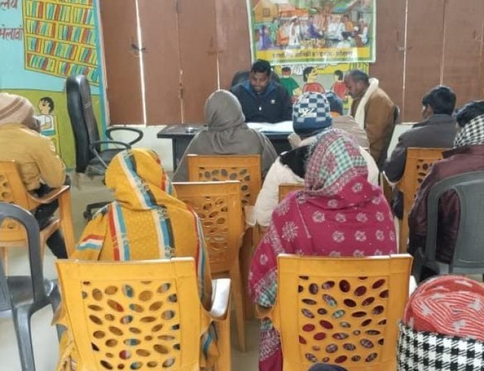 Sitapur : लहरपुर सीतापुर में ग्रीन चौपाल आयोजित, किसानों और ग्रामीणों को पर्यावरण संरक्षण के लिए किया जागरूक