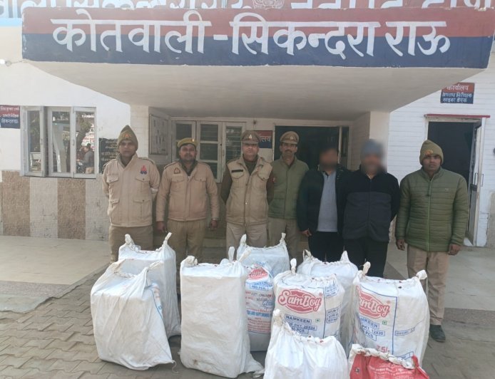 Hathras : ढाबे पर अवैध शराब की बिक्री का भंडाफोड़, बड़ी मात्रा में शराब बरामद