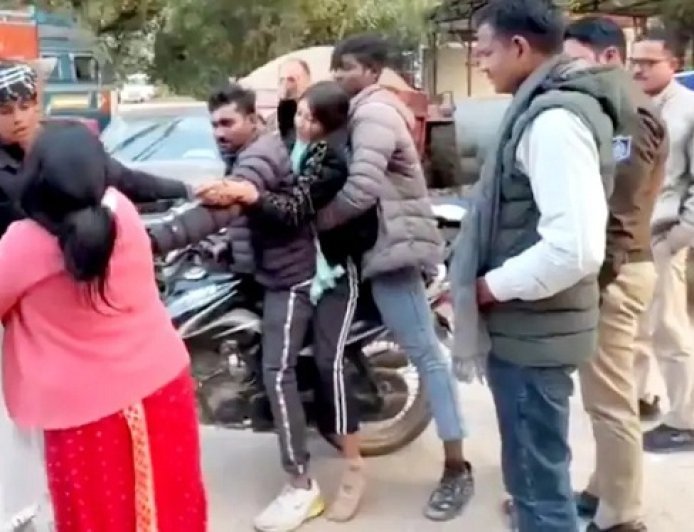 छतरपुर में दो सहेलियों अंजली और मोहिनी ने 5 साल के प्रेम के बाद बागेश्वर धाम में रचाई शादी, परिजनों के विरोध से थाने में बवाल।