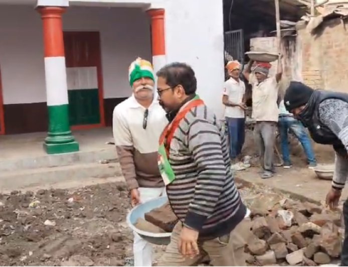 Ballia : बलिया में कांग्रेस कार्यकर्ताओं ने मनरेगा नाम बदलाव के विरोध में पार्टी कार्यालय में मजदूरी कर प्रदर्शन किया