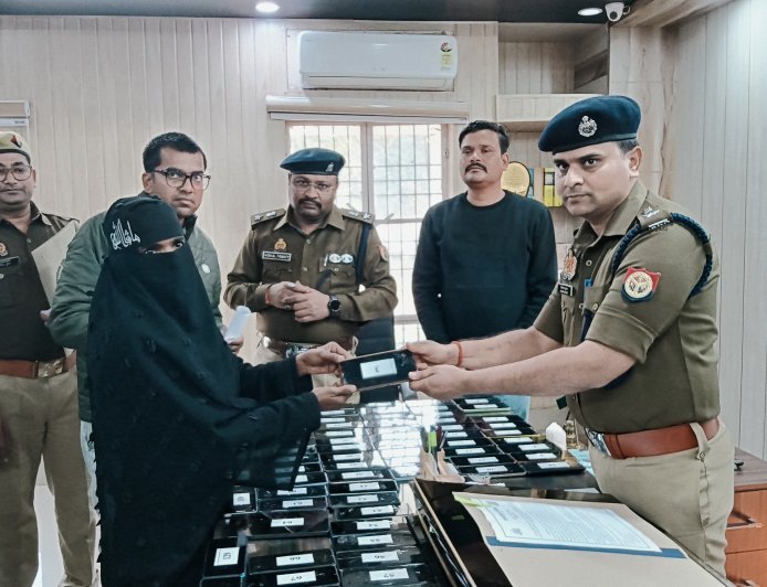 Balrampur : पुलिस ने 132 गुमशुदा स्मार्टफोन बरामद कर लौटाए, कीमत करीब 25 लाख रुपये