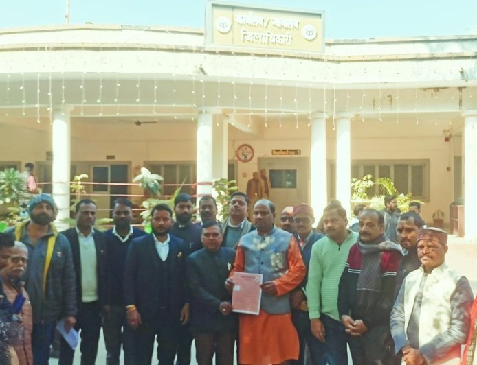 Barabanki : प्राचीन शिव मंदिर पर अवैध कब्जे के विरोध में हिन्दू जागरण मंच ने डीएम को सौंपा ज्ञापन